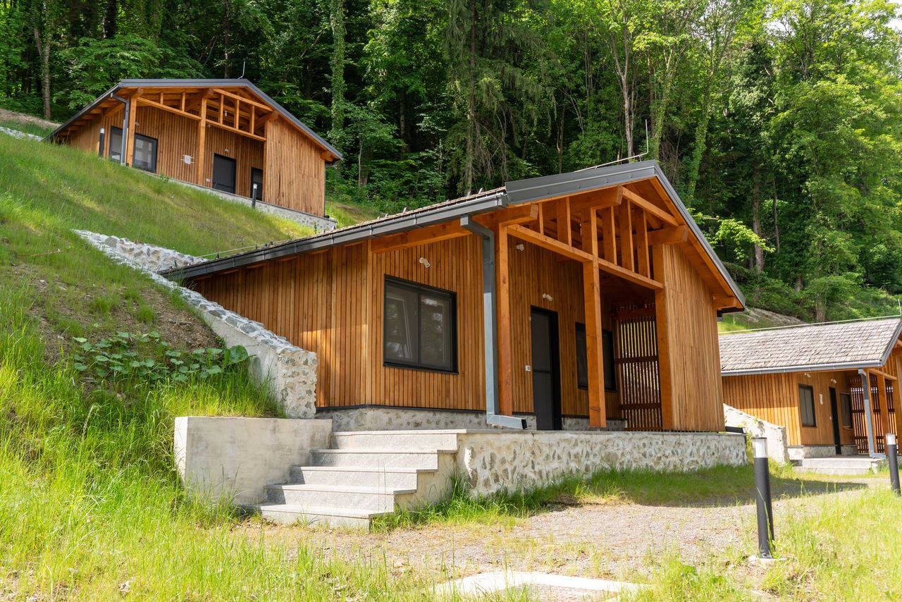 Conjunto de casas de madera con áreas verdes en pendiente