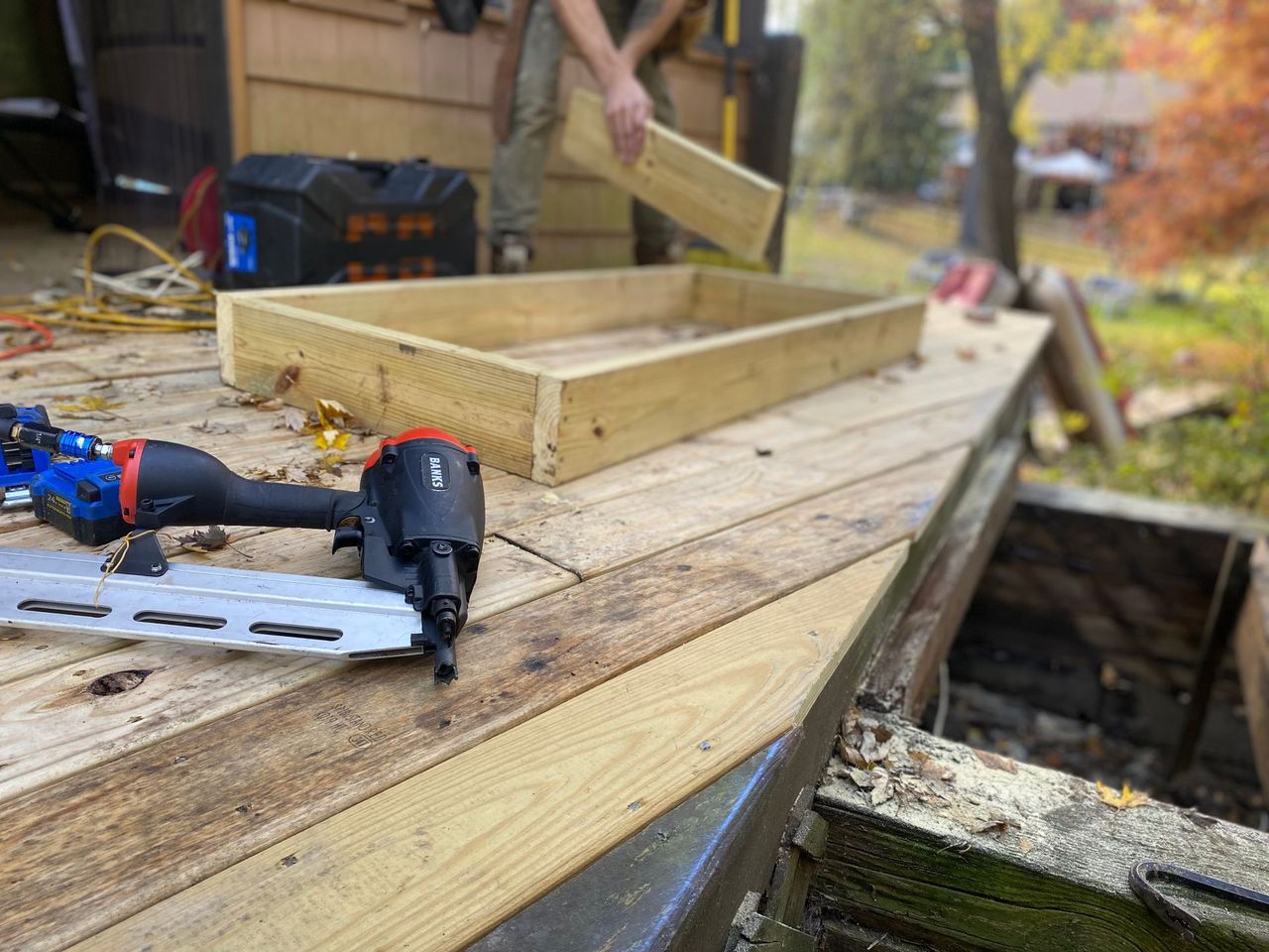Construcción de una terraza de madera con herramientas